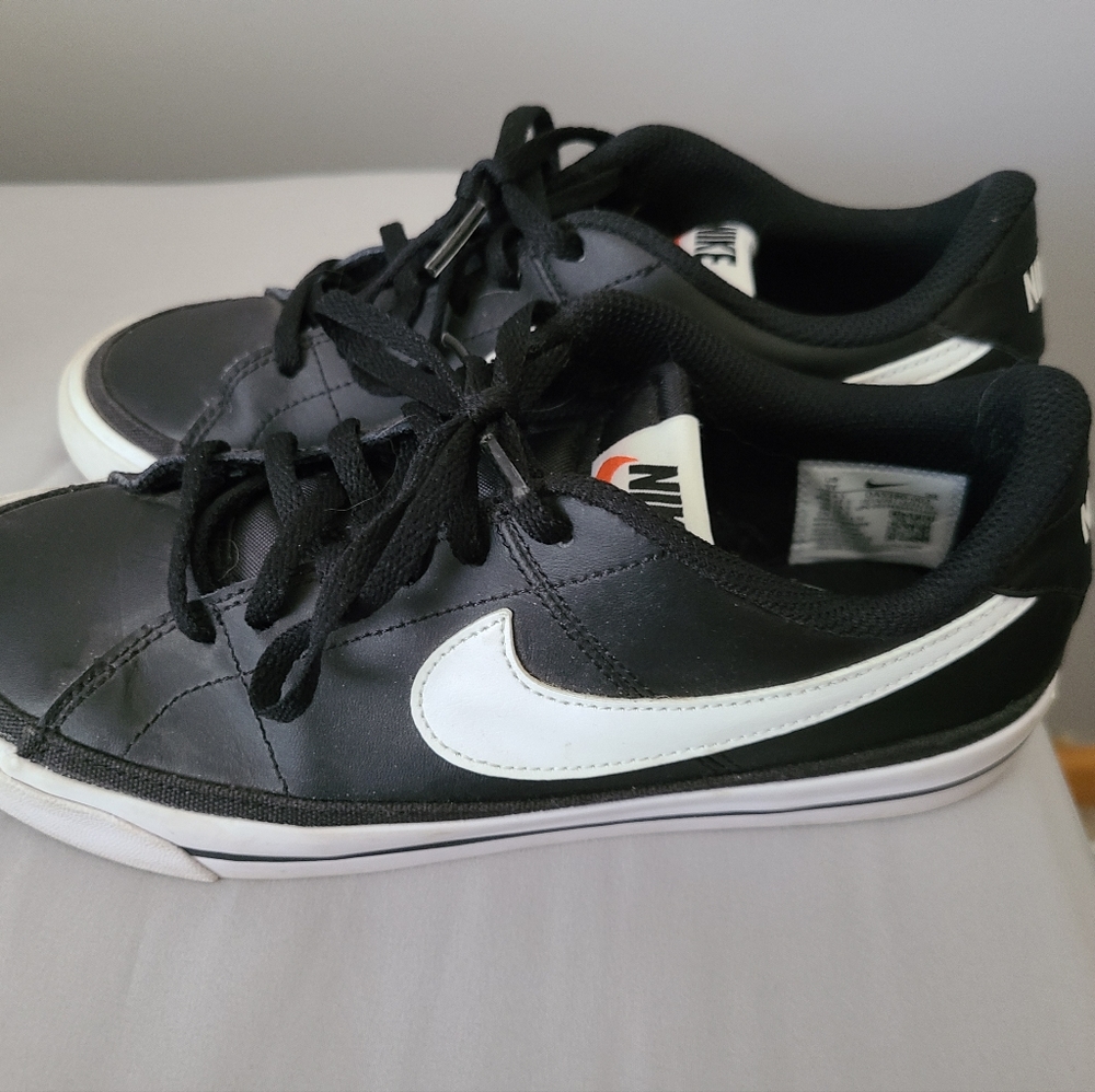 Leather Nike sport shoe size youth 5